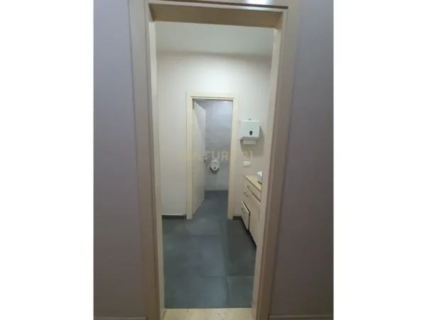 Tirane, jepet me qera zyre Kati 2, 260 m² 3.000 € (kopshti botanik)