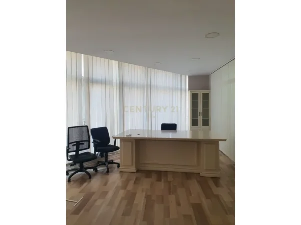 Tirane, jepet me qera zyre Kati 2, 260 m² 3.000 € (kopshti botanik)