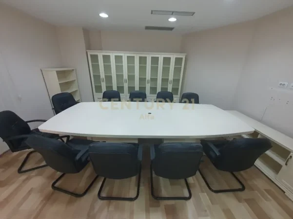 Tirane, jepet me qera zyre Kati 2, 260 m² 3.000 € (kopshti botanik)