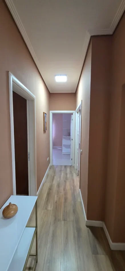 Tirane, jepet me qera apartament 2+1+Ballkon Kati 4, 87 m² 700 € (Liqeni Artificial)