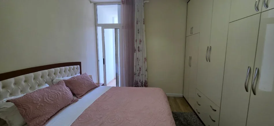 Tirane, jepet me qera apartament 2+1+Ballkon Kati 4, 87 m² 700 € (Liqeni Artificial)
