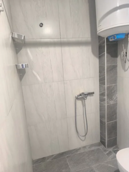Tirane, jepet me qera shtepi 1+1+Aneks+Ballkon Kati 0, 105 m² 400 € (Qazim Vathi)
