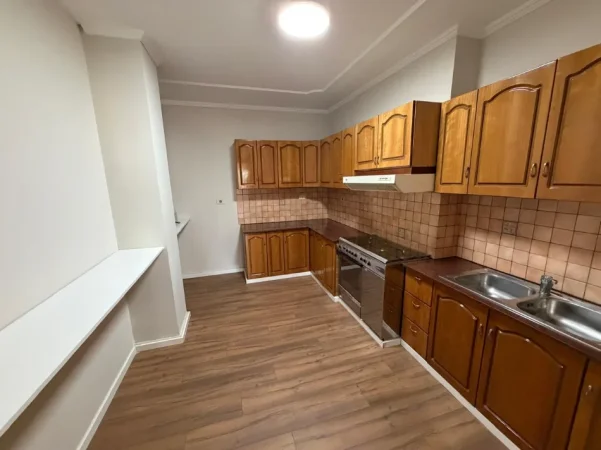 Tirane, jepet me qera zyre Kati 4, 178 m² 1.800 € (Sheshi Willson)