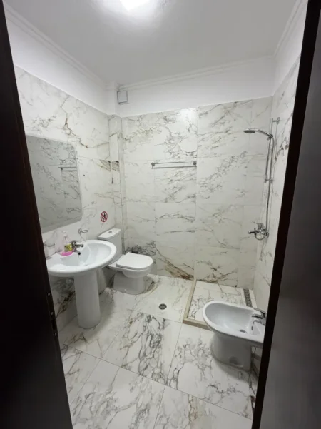 Tirane, jepet me qera zyre Kati 4, 178 m² 1.800 € (Sheshi Willson)