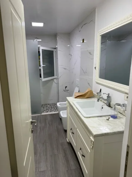 Tirane, jepet me qera zyre Kati 1, 140 m² 1.500 € (BLLOKU)