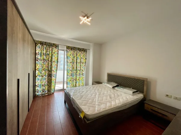 Tirane, jepet me qera 2+1+Aneks+Ballkon Kati 7, 97 m² 57'000 leke/muaj (Komuna e Parisit)