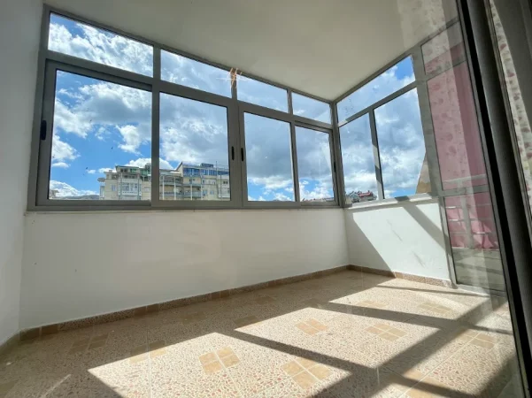 Tirane, jepet me qera 2+1+Aneks+Ballkon Kati 7, 97 m² 57'000 leke/muaj (Komuna e Parisit)