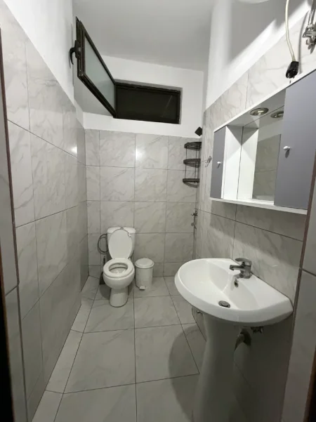 Tirane, jepet me qera apartament 1+1 Kati 1, 40 m² 250 € (Rruga peti)