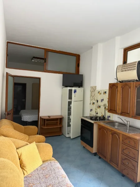 Tirane, jepet me qera apartament 1+1 Kati 1, 40 m² 250 € (Rruga peti)