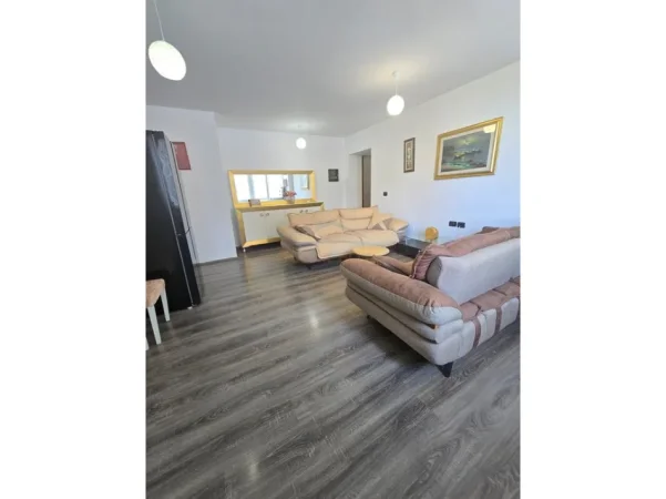 Tirane, shitet apartament 2+1+Ballkon Kati 6, 90 m² 189.000 € (Fusha e Aviacionit)