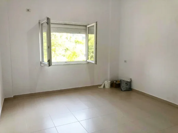 Me Qera: Apt. 2+1 📍Tek Liqeni i Thate - me Shume Hapesire | Pallat i Ri (40,000 Leke/Muaj) 🔥