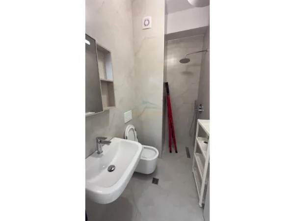 Tirane, jepet me qera apartament 1+1 Kati 6, 48 m² 415 € (Ali Demi)