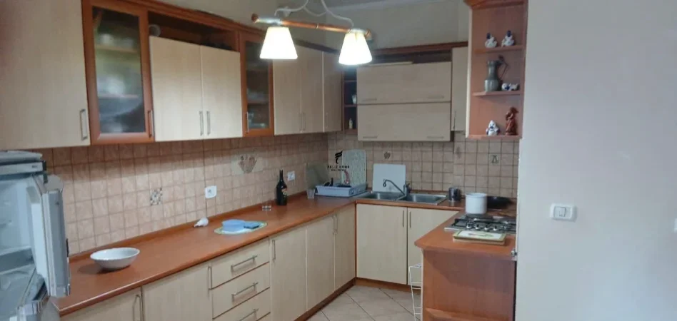 Tirane, jepet me qera zyre Kati 3, 120 m² 1.200 € (QENDER)