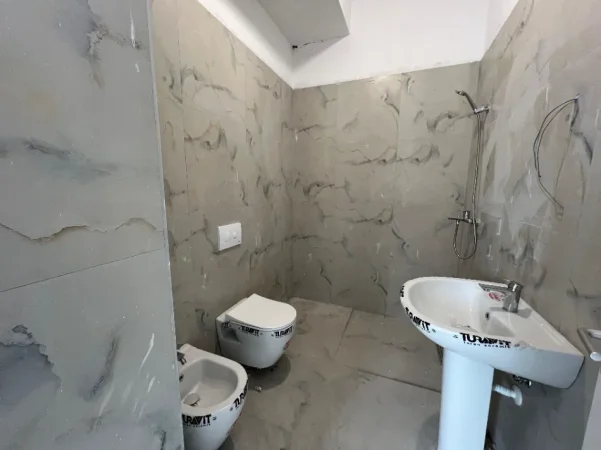 Shitet Apartament 2+1+2 “Laprakë”, Tiranë. 179.800 euro