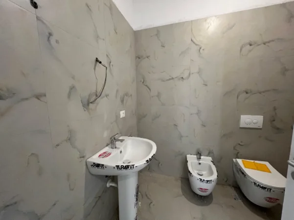 Shitet Apartament 2+1+2 “Laprakë”, Tiranë. 179.800 euro
