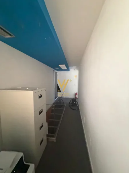 Tirane, jepet me qera zyre Kati 0, 160 m² 1.500 € (MYSLYM SHYRI)