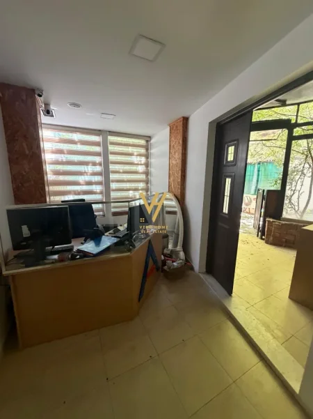 Tirane, jepet me qera zyre Kati 0, 160 m² 1.500 € (MYSLYM SHYRI)