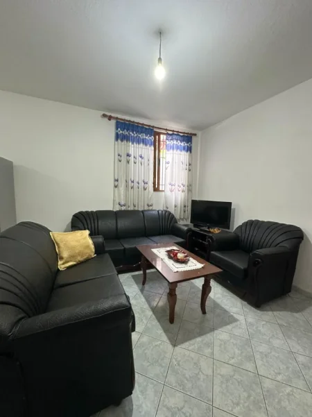 Tirane, jepet me qera apartament 2+1+Ballkon Kati 1, 80 m² 350 € (Selitë e Vogël)