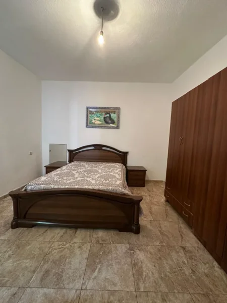 Tirane, jepet me qera apartament 2+1+Ballkon Kati 1, 80 m² 350 € (Selitë e Vogël)