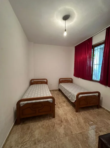 Tirane, jepet me qera apartament 2+1+Ballkon Kati 1, 80 m² 350 € (Selitë e Vogël)