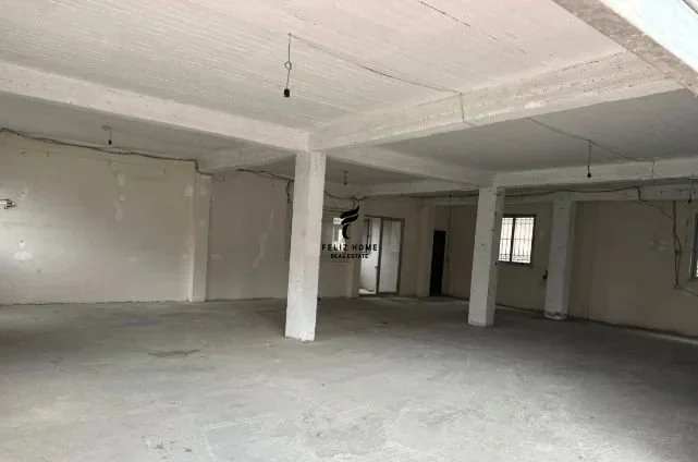 Tirane, jepet me qera magazine Kati 0, 120 m² 2.000 € (ZOGU I ZI)