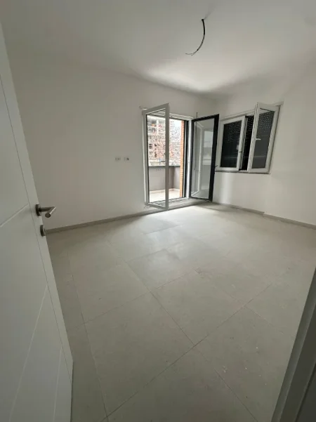 Tirane, jepet me qera zyre Kati 1, 105 m² 600 € (Bulevardi i Ri)