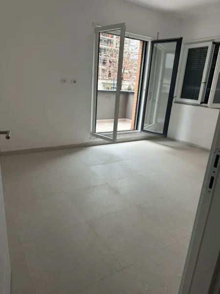 Tirane, jepet me qera zyre Kati 1, 105 m² 600 € (Bulevardi i Ri)