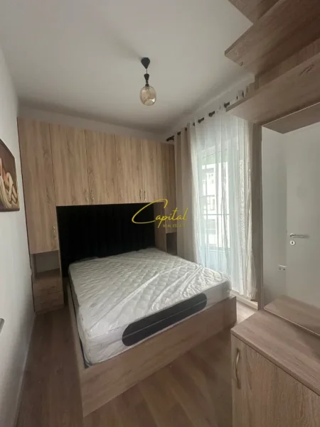 Tirane, jepet me qera apartament 1+1 Kati 5, 60 m² 500 € (ALI DEMI)