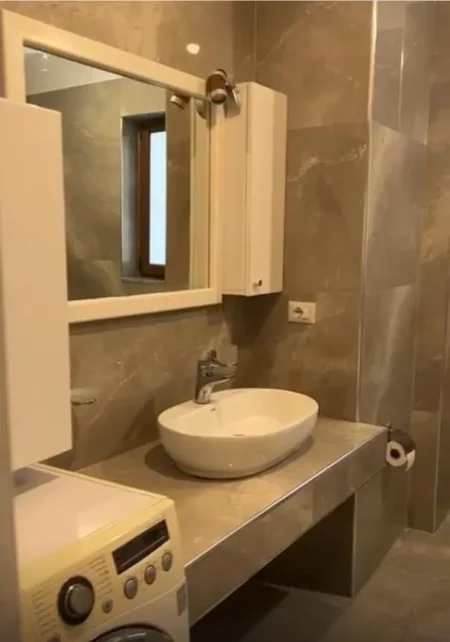 Tirane, jepet me qera garsonier 1+1 Kati 3, (YZBERISHT)