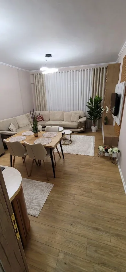 Tirane, jepet me qera apartament 2+1 Kati 4, 98 m² 880 € (KOMUNA E PARISIT)