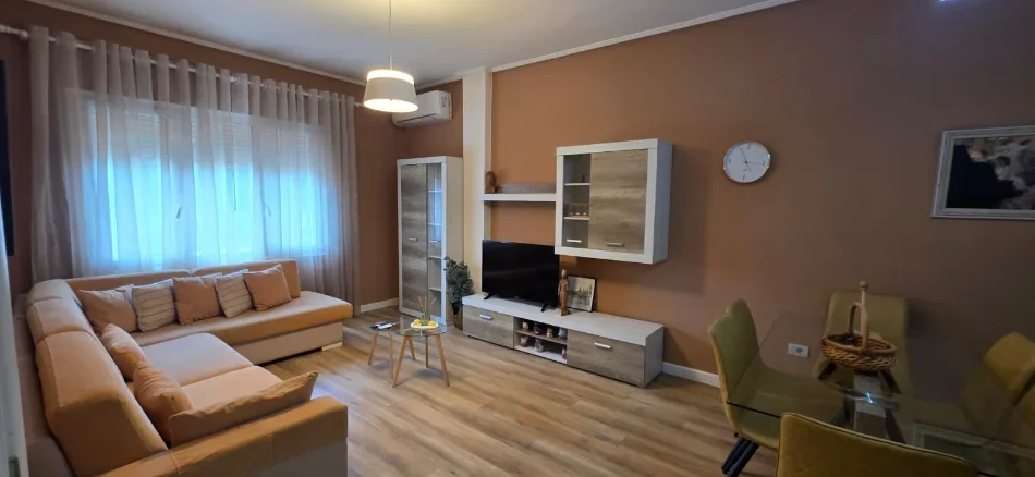 Tirane, jepet me qera apartament 2+1+Aneks+Ballkon Kati 4, 88 m² 700 € 