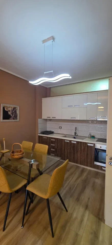 Tirane, jepet me qera apartament 2+1+Aneks+Ballkon Kati 4, 88 m² 700 € 
