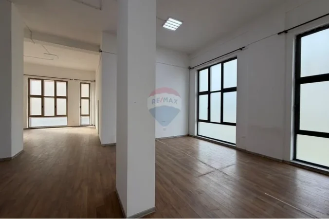 Tirane, jepet me qera zyre Kati 1, 220 m² 1.500 € (ISH PROFARMA)