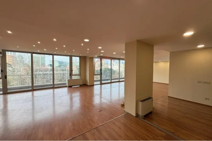Tirane, jepet me qera zyre Kati 4, 200 m² 3.000 € (Bulevardi Bajram Curri)