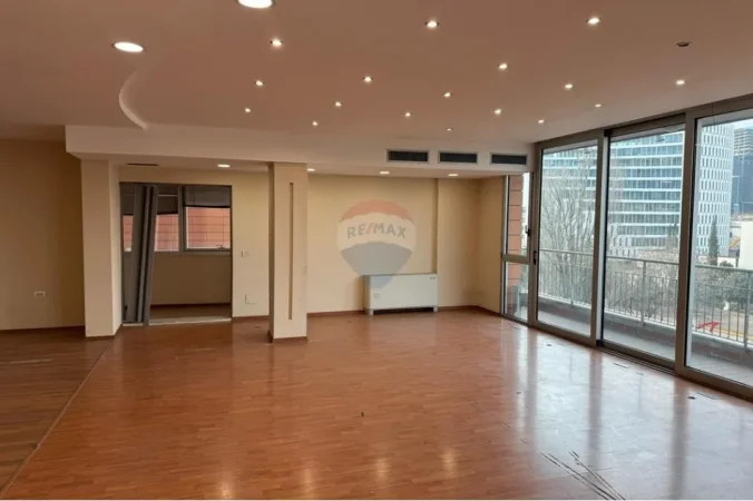 Tirane, jepet me qera zyre Kati 4, 200 m² 3.000 € (Bulevardi Bajram Curri)