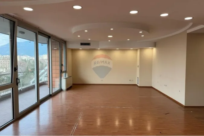Tirane, jepet me qera zyre Kati 4, 200 m² 3.000 € (Bulevardi Bajram Curri)