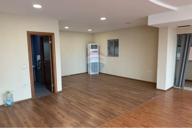 Tirane, jepet me qera zyre Kati 4, 200 m² 3.000 € (Bulevardi Bajram Curri)