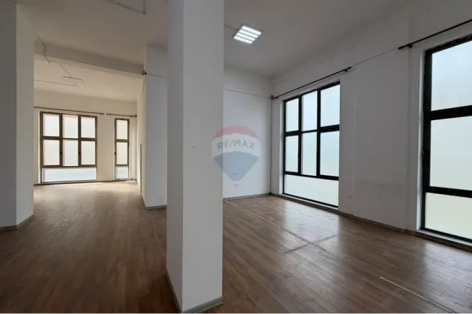 Tirane, jepet me qera zyre Kati 1, 220 m² 1.500 € (Rruga Xhanfize Keko)