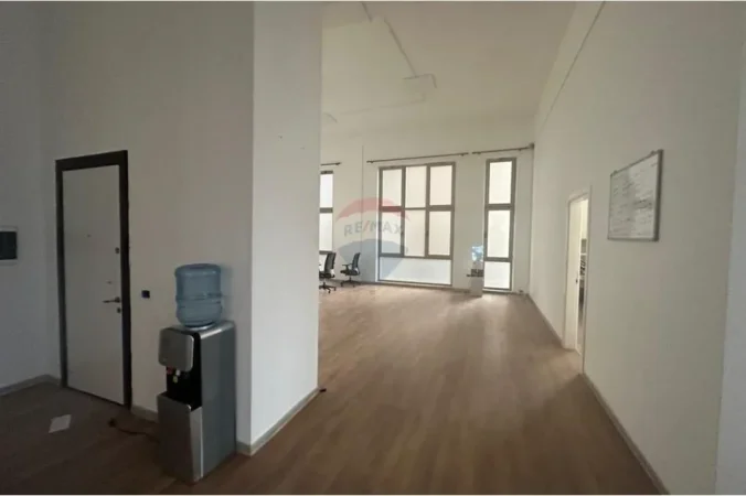Tirane, jepet me qera zyre Kati 1, 220 m² 1.500 € (Rruga Xhanfize Keko)