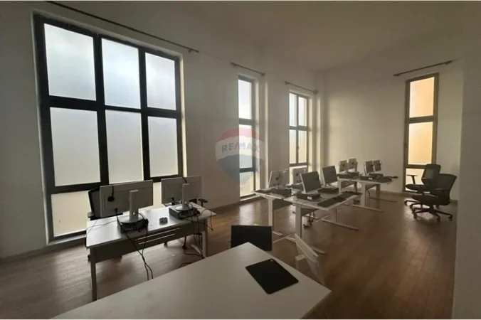 Tirane, jepet me qera zyre Kati 1, 220 m² 1.500 € (Rruga Xhanfize Keko)