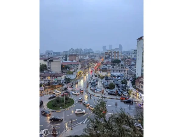 Tirane, jepet me qera ambjent biznesi Kati 0, 53 m² 1.500 € (Komuna e Parisit)