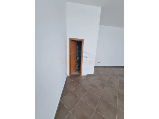 Tirane, jepet me qera ambjent biznesi , 50 m² 400 € (Unaza e re)