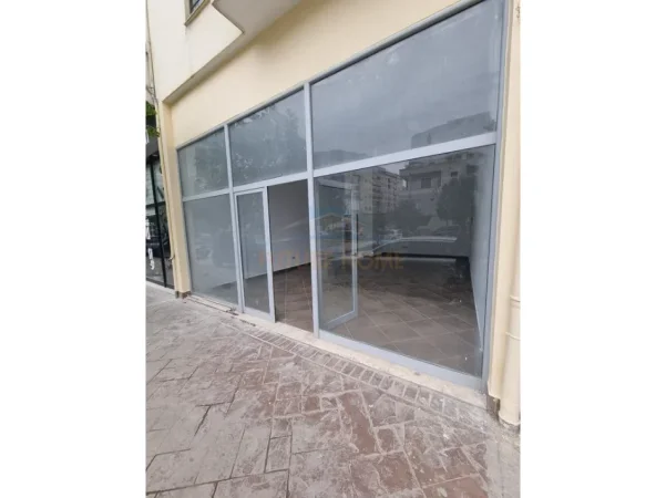 Tirane, jepet me qera ambjent biznesi , 50 m² 400 € (Unaza e re)