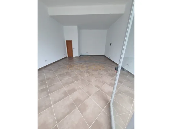 Tirane, jepet me qera ambjent biznesi , 50 m² 400 € (Unaza e re)