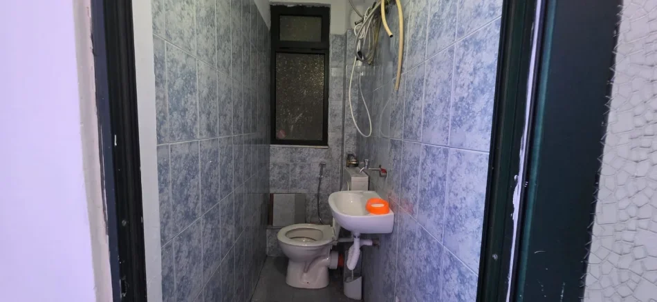 Tirane, jepet me qera dyqan Kati 0, 40 m² 500 € (5 Maji)