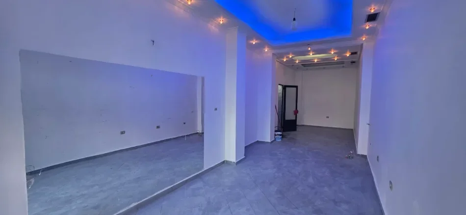 Tirane, jepet me qera dyqan Kati 0, 40 m² 500 € (5 Maji)