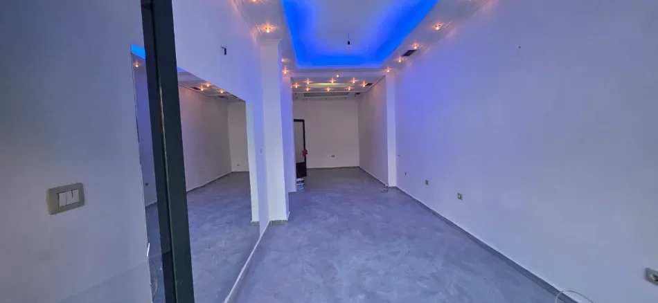 Tirane, jepet me qera dyqan Kati 0, 40 m² 500 € (5 Maji)