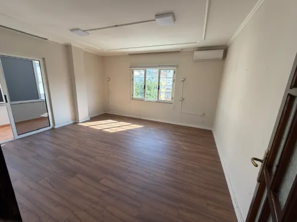 Tirane, jepet me qera ambjent biznesi Kati 4, 178 m² 1.800 € (ish blloku)