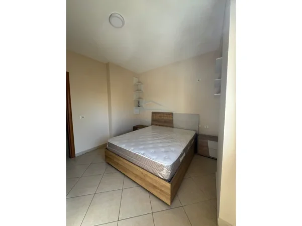 Tirane, jepet me qera apartament 2+1+Ballkon Kati 4, 80 m² 650 € (xhamllik)