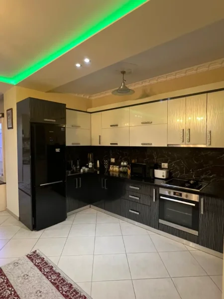 Tirane, jepet me qera apartament 2+1+Ballkon Kati 3, 103 m² 600 € (Fresk)